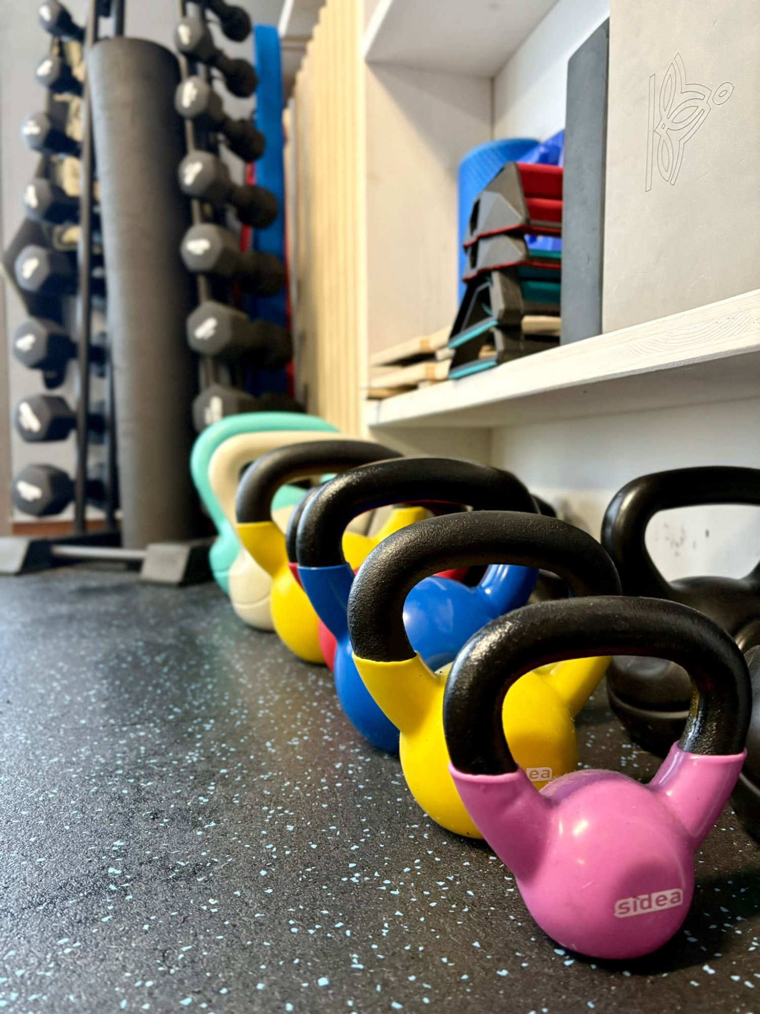 Fila di kettlebell colorati